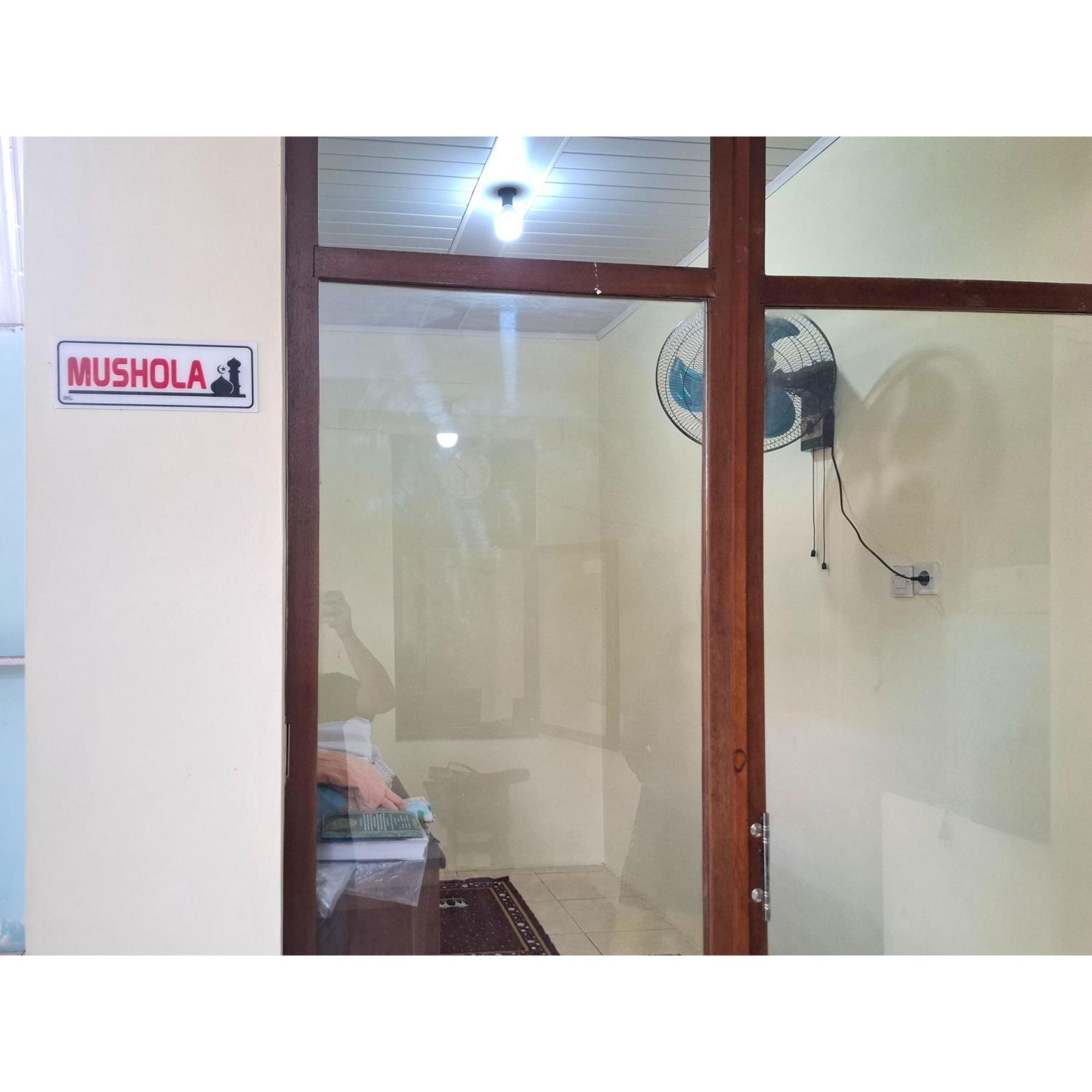 Kesembu Reddoorz Near Alun Alun Jepara מראה חיצוני תמונה
